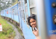 Nia feliz viajando en tren hacia Nuwara Eliya